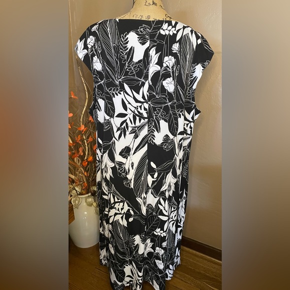 Connected Apparel Black and white Monochrome Leaf Floral Print Midi Sleeveless - Picture 2 of 4